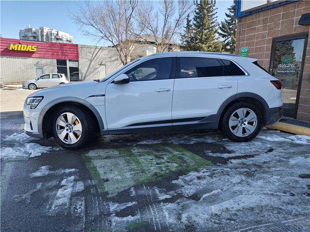 2019 Audi e-tron 55 Technik (Stk: R-19AUEWHI7725) in Calgary - Image 2 of 17 2019 Audi e-tron 55 Technik (Stk: R-19AUEWHI7725) in Calgary - Image 2 of 17