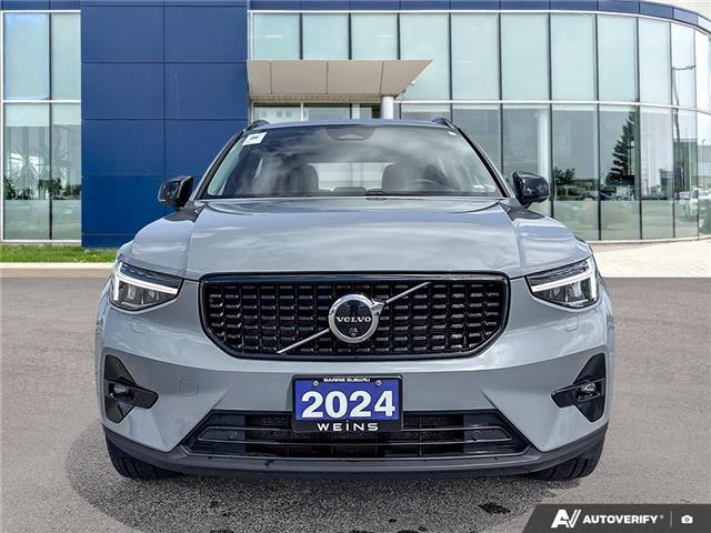 2024 Volvo XC40 B5 Plus Dark Theme (Stk: 20U2799R) in Innisfil - Image 2 of 23 2024 Volvo XC40 B5 Plus Dark Theme (Stk: 20U2799R) in Innisfil - Image 2 of 23