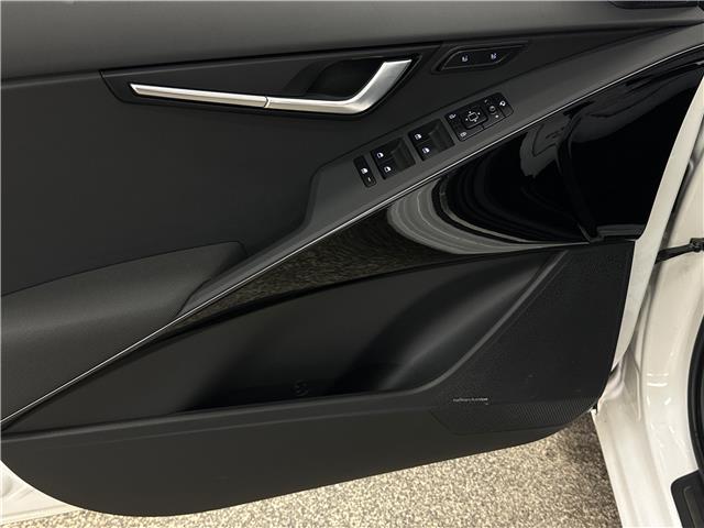 2025 Kia Niro EV Wave w/Snow White Pearl & Grey Exterior (Stk: 43895J) in Belleville - Image 15 of 35 2025 Kia Niro EV Wave w/Snow White Pearl & Grey Exterior (Stk: 43895J) in Belleville - Image 15 of 35