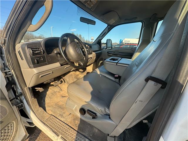 2005 Ford F-450 Chassis XL (Stk: 24-404-1B) in Pembroke - Image 10 of 16