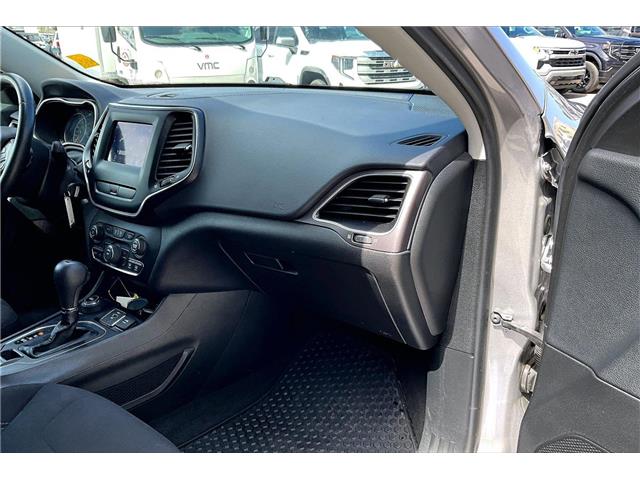 2019 Jeep Cherokee Sport (Stk: 18577U) in Calgary - Image 16 of 30