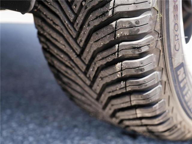 2019 Toyota RAV4 XLE | ALL WEATHER TIRES | SUN ROOF (Stk: U3259A) in Grimsby - Image 7 of 20