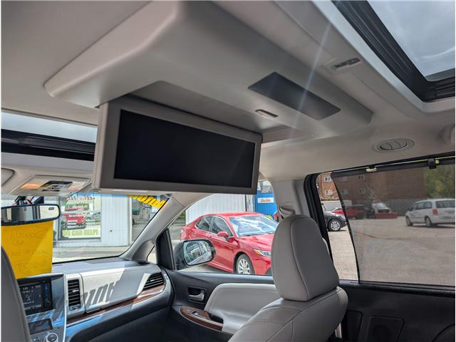 2017 Toyota Sienna XLE 7 Passenger (Stk: B1969) in Sarnia - Image 28 of 31