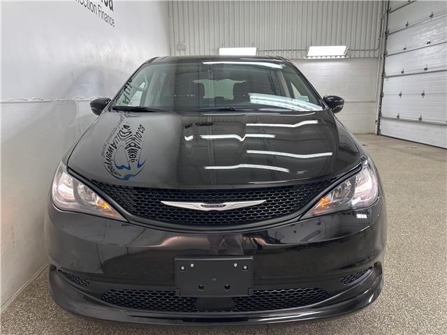 2024 Chrysler Grand Caravan SXT (Stk: 44012J) in Belleville - Image 2 of 39
