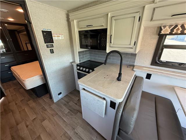 2022 Ford F-53 Motorhome Chassis Base (Stk: A13841) in Watford - Image 25 of 31