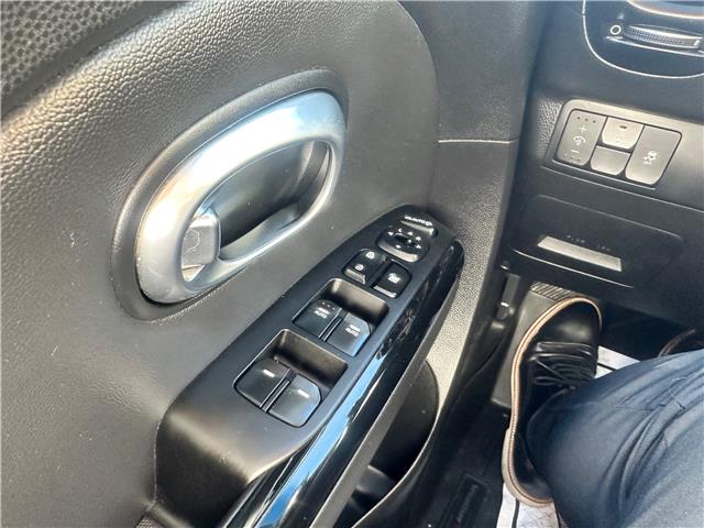 2014 Kia Soul Two-Tone Fathom Blue/White Special Edition (Stk: K076221) in Scarborough - Image 14 of 16
