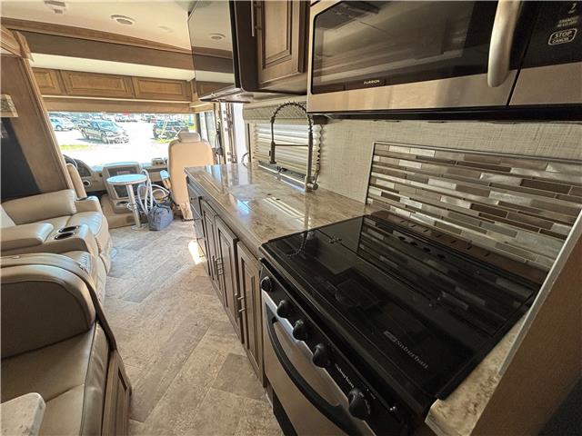2018 Ford F-53 Motorhome Chassis Base (Stk: P530) in Pembroke - Image 3 of 11 2018 Ford F-53 Motorhome Chassis Base (Stk: P530) in Pembroke - Image 3 of 11