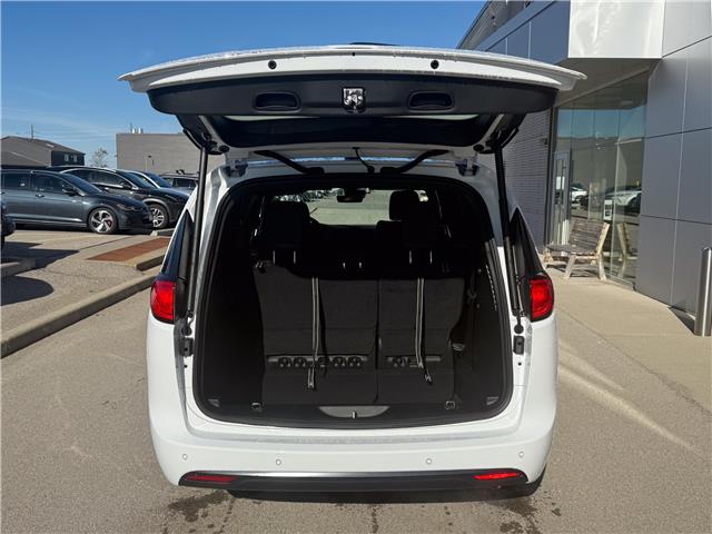 2027 Chrysler Grand Caravan SXT (Stk: 27003) in London - Image 6 of 27
