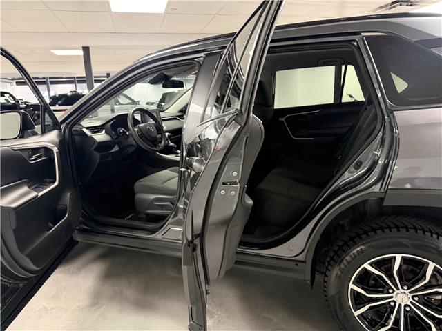 2020 Toyota RAV4 LE in Saint-Eustache - Image 7 of 28
