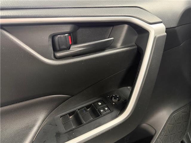 2020 Toyota RAV4 LE in Saint-Eustache - Image 11 of 28