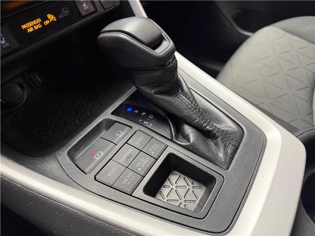 2020 Toyota RAV4 LE in Saint-Eustache - Image 20 of 28