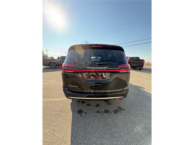 2027 Chrysler Pacifica Select in Matane - Image 6 of 12