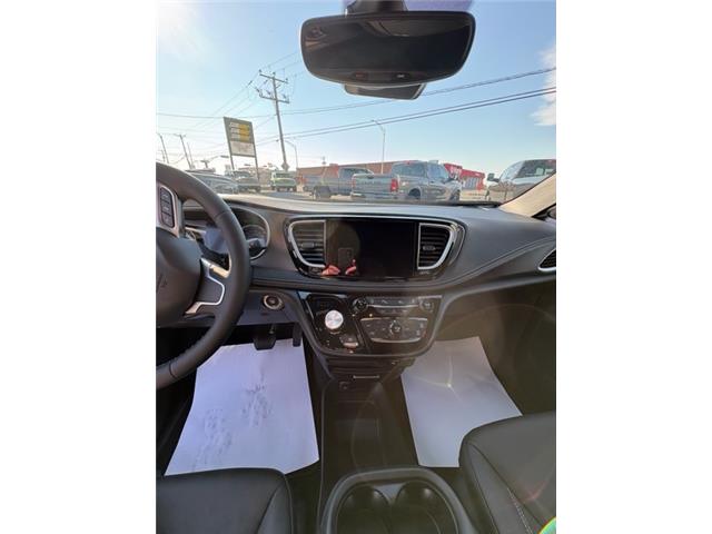 2027 Chrysler Pacifica Select in Matane - Image 8 of 12