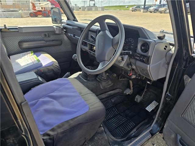 1992 Toyota Land Cruiser PZJ77 in Saskatoon - Image 7 of 11