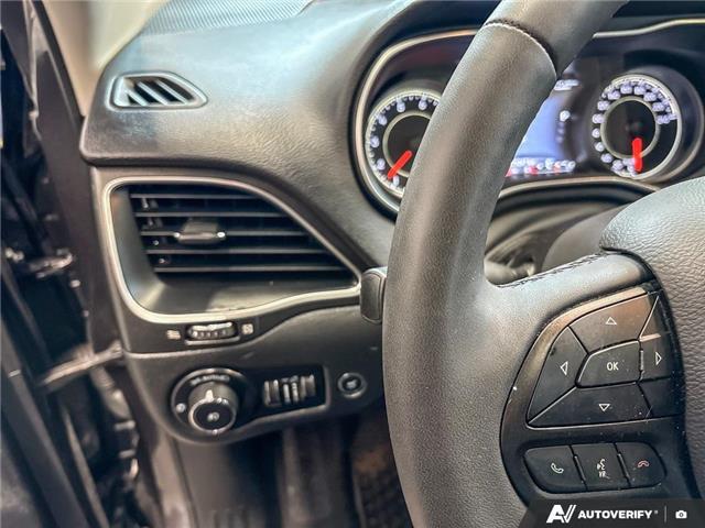 2022 Jeep Cherokee Trailhawk (Stk: 106465) in London - Image 17 of 26