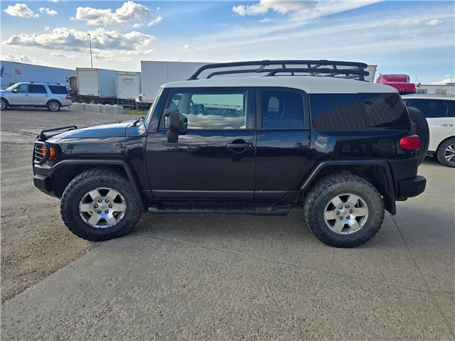 2007 Toyota FJ Cruiser Base in Saskatoon - Image 4 of 11