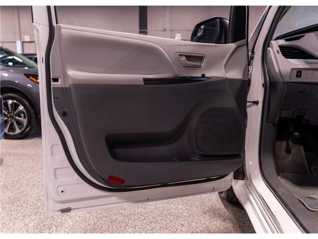 2016 Toyota Sienna 7 Passenger (Stk: RE69371) in Calgary - Image 17 of 22