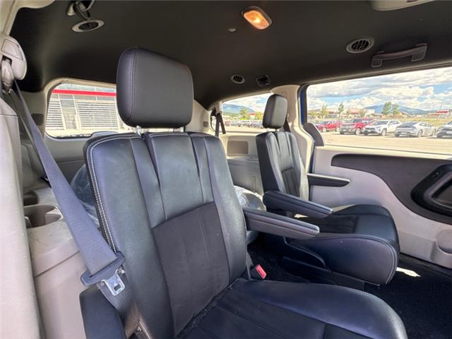 2019 Dodge Grand Caravan  (Stk: W054802A) in Cranbrook - Image 3 of 11
