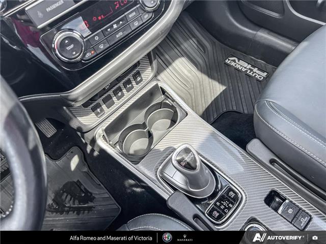 2019 Mitsubishi Outlander Plug-In Hybrid SE (Stk: 912381) in Victoria - Image 17 of 24