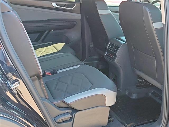 2024 Volkswagen Atlas 2.0 TSI Peak Edition (Stk: 28537W) in Newmarket - Image 17 of 26
