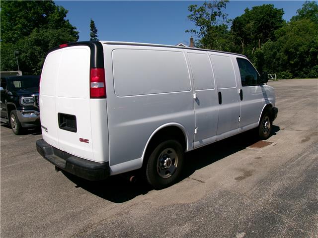 2016 GMC Savana 2500 1WT in Kitchener - Image 5 of 19