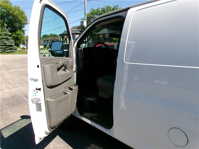2016 GMC Savana 2500 1WT in Kitchener - Image 7 of 19